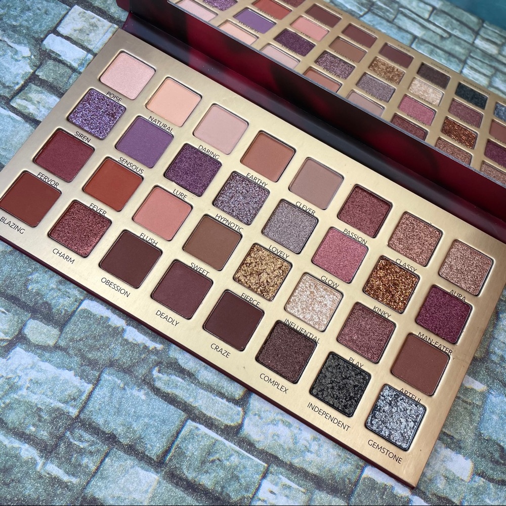 FEMME FATALE Eyeshadow Palette - Picture 2 of 3